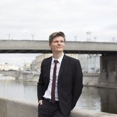 Ведущий Александр Хананин (2320)