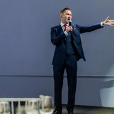 Ведущий Андрей Фролов (2247)