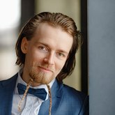 Ведущий Евгений Ладынин (6980)