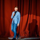 Ведущий Виктор Чебук (7563)