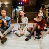Ведущий Виктор Чебук (7565)