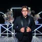 Ведущий Денис Сахаров (7884)