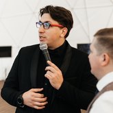 Ведущий Денис Сахаров (7891)