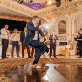 Ведущий Александр Шишкин (8000)