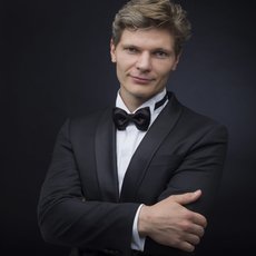 Ведущий Александр Хананин