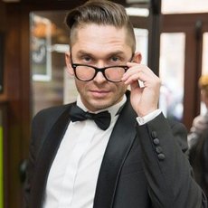 Ведущий Андрей Фролов