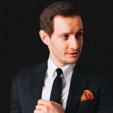 Ведущий Илья Глебов