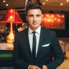 Ведущий Тимур Хасянов