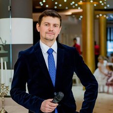 Ведущий Сергей Ромах