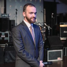 Ведущий Александр Шнайдер