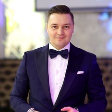 Ведущий Евгений Ярс