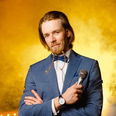 Ведущий Евгений Ладынин