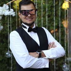 Ведущий Максим Бондаренко
